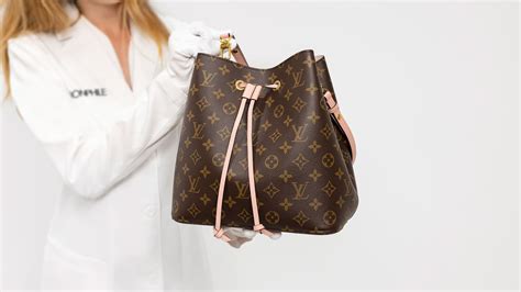 Louis Vuitton .